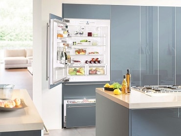 Hvordan installere et innebygd kjøleskap