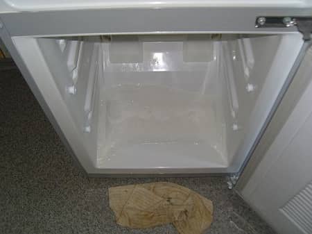 Bălți în partea inferioară a compartimentului frigider