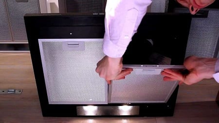 Как да подменим филтъра в кухненски аспиратор, без да обезвъздушаваме вентилацията?