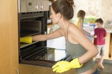 rengjøring av ovnen mot fett og karbonavleiringer