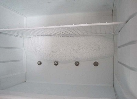 hvorfor fryser det is på baksiden av kjøleskapet