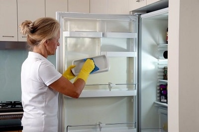 De binnenkant van de koelkast schoonmaken