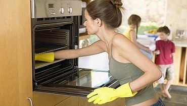כיצד לנקות את התנור ממצבורי שומן ופחמן