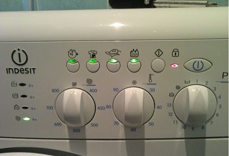 vaskemaskinen fyller på vann og tømmes umiddelbart