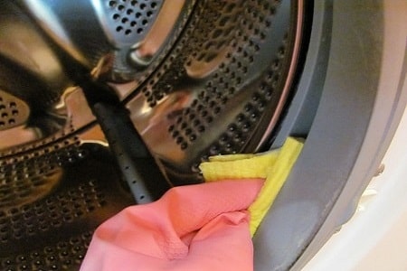 vi rengjør vaskemaskinen fra mugg