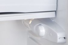 كيفية استبدال المصباح الكهربائي في الثلاجة