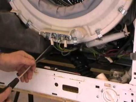 Сензорите за температура на пералната машина са разположени под резервоара